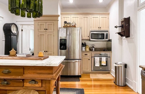 Washington House | Beekeeper's Cottage - Hot Tub, Heated Pool, Dog-friendly, Downtown