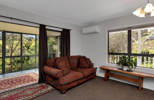 Pakaraka Cottage | Bees Knees Cottage Retreat - Oromahoe Holiday Home