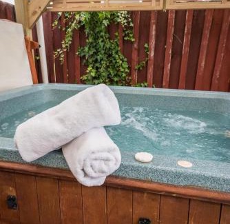 Rotorua House | Beez Kneez