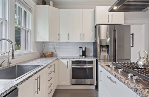 Georgetown House | Behrens Bungalow on Main St! Walk to the Square!