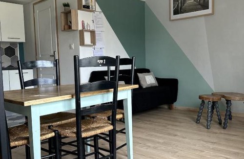 Saint-Liguaire Apartment | Bel Appt Centre, Marais, rando