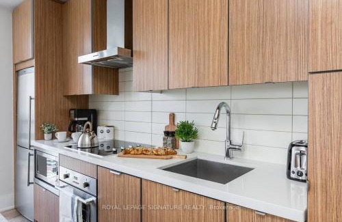 Toronto Entertainment District Apartment | Belarte Suites - Downtown Toronto - CN Tower & Rogers Centre