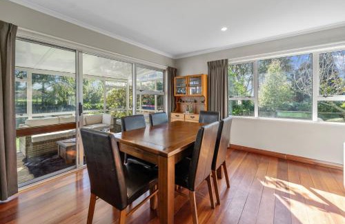 Oakura House | Bell Cottage - Oakura Holiday Home