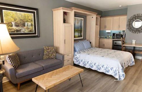 Eureka Springs Historic District Apartment | Bella Paradiso 14 Queen Bed Studio Walk to Downton