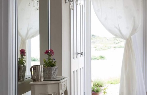 Littlehampton Apartment | Bella Vista is a Stunning Beachfront Apartment with 200 5 star reviews