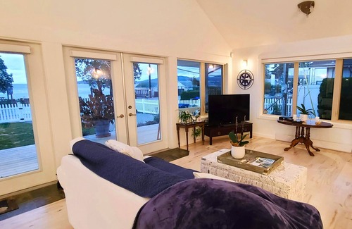 Davis Bay House | Bella White House by IRIS PROPERTIES!