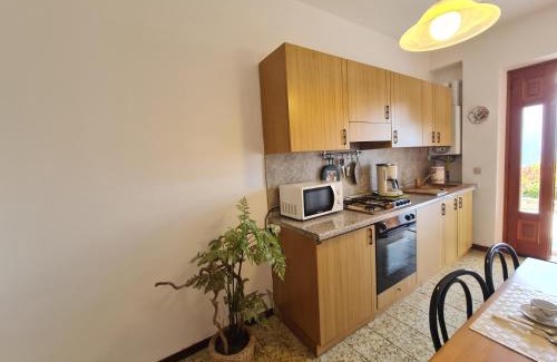 Arias Apartment | Bellavista lago Apartment patio and view by Gardadomusmea