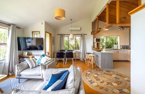 Waiheke Island House | Belle Bird Place - Onetangi Holiday Home