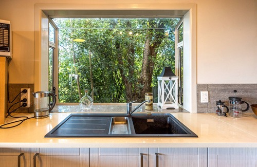 Waiheke Island House | Belle Bird Place - Onetangi Holiday Home