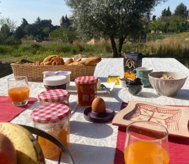 Pujaut Bed & Breakfast | Belle chambre avec vue dans maison d'architecte
