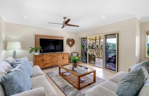 Redlynch House | Belle Escapes Waterfall Crossing