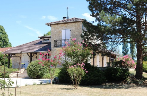 Bergerac House | Belle Maison de Famille Avec Piscine Dans son Écrin de Verdure Proche de Tout