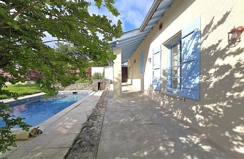 Fronton House | Belle Villa au cœur du frontonnais - Cœur de village - Piscine, jardin et terrasses privés - Climatisation - 8 personnes - 5 lits