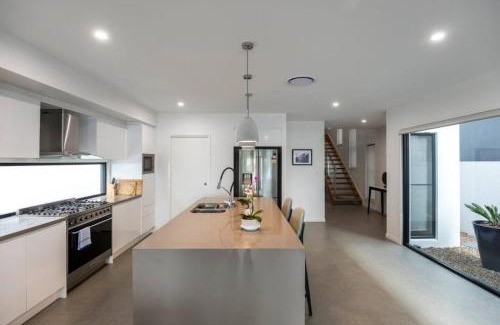 Helensvale House | Belle Vista - Luxury Canal Front Home near Theme Parks with Pool
