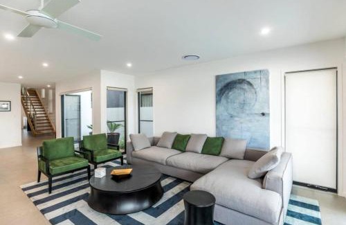 Helensvale House | Belle Vista - Luxury Canal Front Home near Theme Parks with Pool
