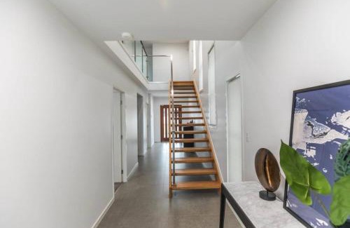 Helensvale House | Belle Vista - Luxury Canal Front Home near Theme Parks with Pool