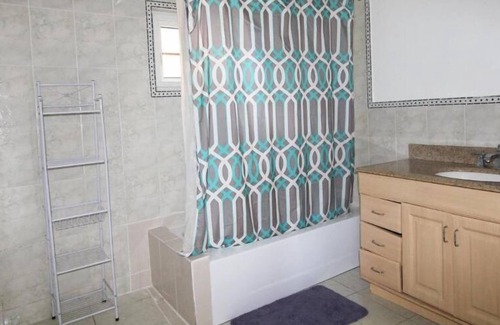 Eastwood Park House | Belleh23 Kingston Creative Guesthouse