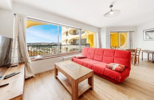 Bourg-l'Eveque Apartment | Bellevue, appartement T2, terrasse & parking