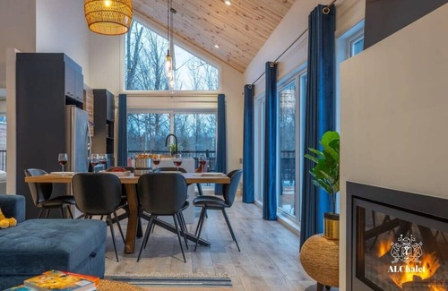 Pont-Rouge Ski Chalet | Bellevue | Luxury | Private spa | Bike room