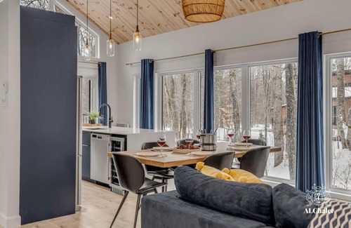 Pont-Rouge Ski Chalet | Bellevue | Luxury | Private spa | Bike room