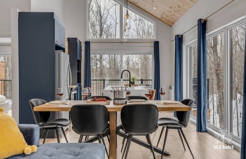Pont-Rouge Ski Chalet | Bellevue | Luxury | Private spa | Bike room