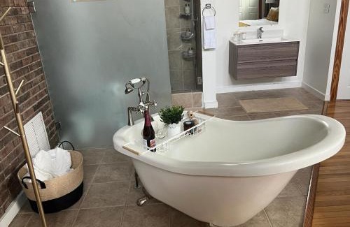Old Fourth Ward House | Beltline Beauty Mins to Benz Stadium, Game Room