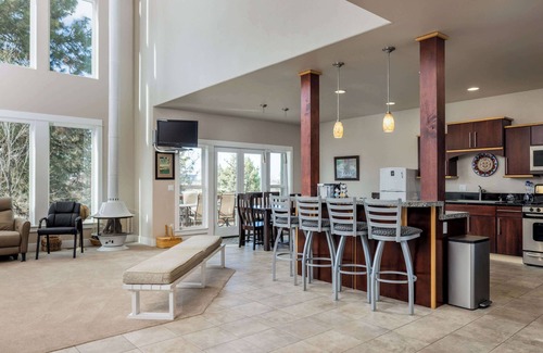 Mountain View House | Bend at it's Best for 14! 6 King Beds! EV