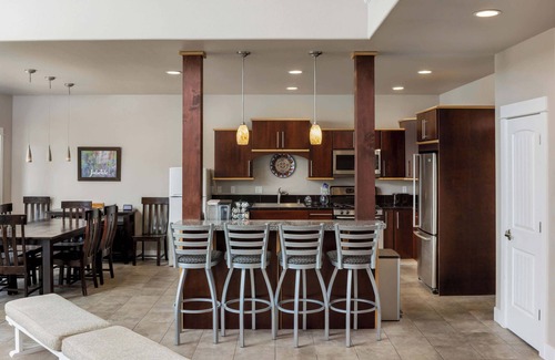 Mountain View House | Bend at it's Best for 14! 6 King Beds! EV