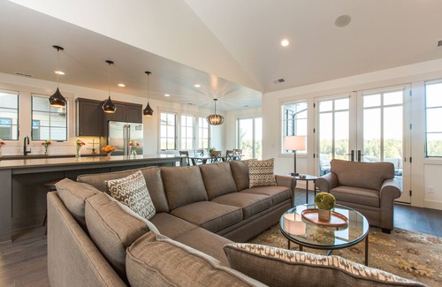 Bend House | Bend's Best! Park ~ resort pool + amenities ~ fitness ~ golf~ hot tub ~ W/D ~ 🐶