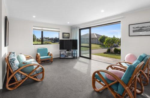 Waipu House | Bennett's Bach - Waipu Holiday Home