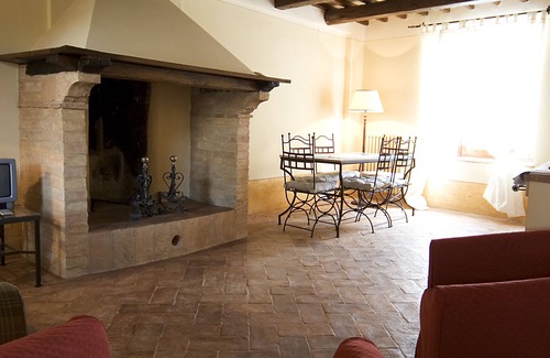Montefalco Apartment | Benozzo vacation apartment with garden and pool