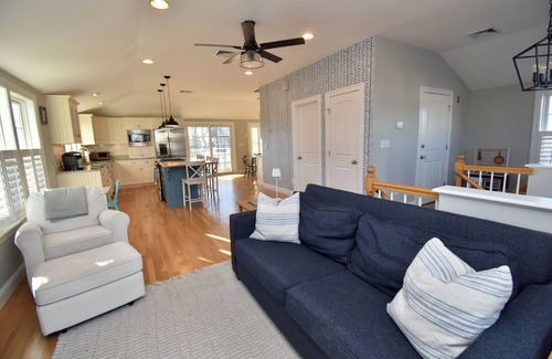 Misquamicut House | Benson - Walking Distance to the Beach!
