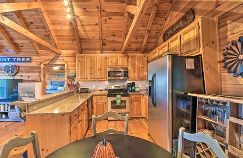 Tate Cabin | Bent Tree Cabin with Mountain & Lake Views!