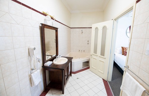 Clare Hotel | Bentley's Hotel