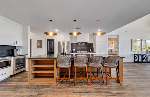 Castleberry Hill Apartment | Benz View Penthouse w Rooftop, Secure Parking