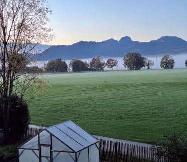 Bad Aibling Apartment | Bergblick, Wohnküche & Workation