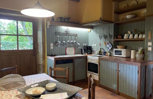 Sauvagny House | Bergerie restaurée avec cheminée, jardin clos, animaux acceptés - FR-1-489-13