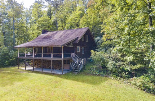 Young Harris House | Berrey Patch is a private cabin on Nice Flowing Creek and a pond. Internet.
