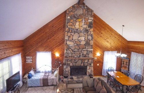 Young Harris House | Berrey Patch is a private cabin on Nice Flowing Creek and a pond. Internet.
