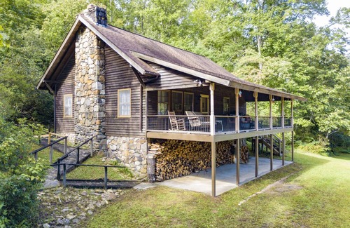 Young Harris House | Berrey Patch is a private cabin on Nice Flowing Creek and a pond. Internet.