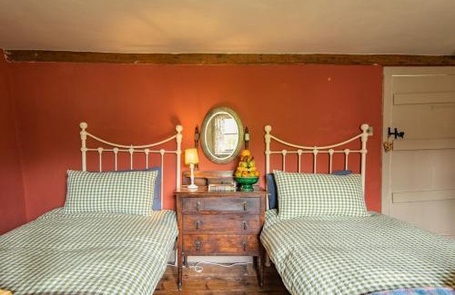 Robertsbridge House | Bertie's Cottage by Keepers Cottages