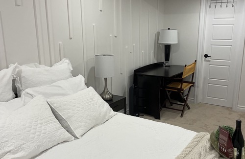 Newmarket Apartment | Best area, parks, Mall, Restaurants, and Heritage Newmarket Downtown
