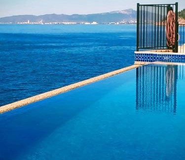 Nelly Bay Apartment | Best at Bright Point Absolute Waterfront Apartment