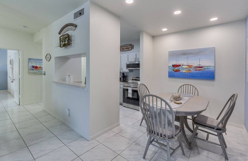 Clearwater Condo | Best Cozy beach condo Clearwater W/resort like, 1st floor heated pool, parking