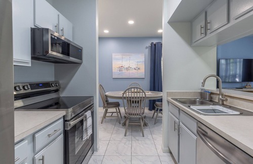 Clearwater Condo | Best Cozy beach condo Clearwater W/resort like, 1st floor heated pool, parking