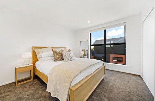 Henderson House | Best in the West New Stunning TownHouse Henderson