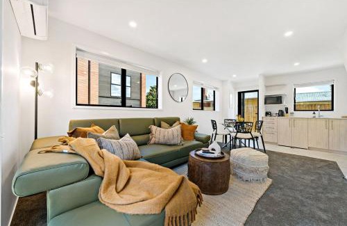 Henderson House | Best in the West New Stunning TownHouse Henderson