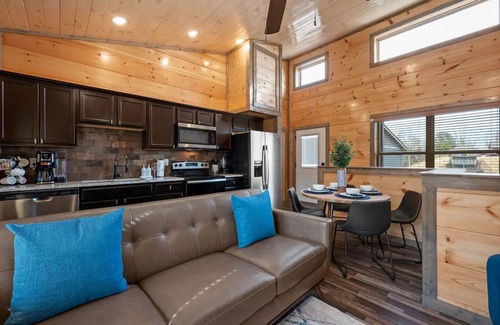 Sevierville Cabin | Best Location! Dollywood & PF Downtown! Brand New with MTN View, Hot Tub,Games