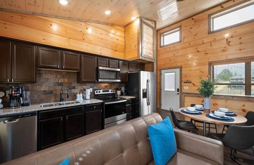 Sevierville Cabin | Best Location! Dollywood & PF Downtown! Brand New with MTN View, Hot Tub,Games