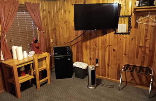 Hill City Cabin | Best location in the Black Hills! Walk to Hill City, 15 Minutes to Mt Rushmore